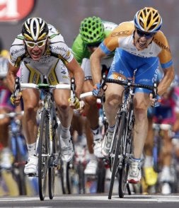 Cavendish, a la izquierda, se anota su cuarta victoria de etapa en el Tour por delante de Farrar. / AP/