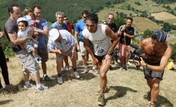 Pedro Hernández, ganador del maratón, corona la durísima cuesta del monte Basoaga. / FOTOS: PEDRO URRESTI/