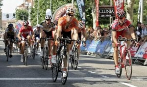 Koldo Fernández de Larrea se impone en la llegada de la primera etapa de la Vuelta a Burgos. / EFE/