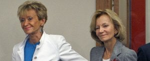Las vicepresidentas María Teresa Fernández de la Vega y Elena Salgado, al entrar en la sala donde dieron cuenta de la aprobación del proyecto de Presupuestos del Estado. / EFE/