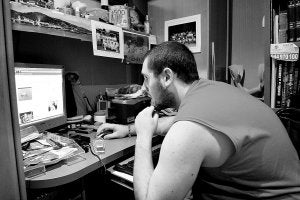Ekaitz, hijo del cocinero José Luis Vildosola, busca noticias por Internet sobre el secuestro del 'Alakrana'. / MAIKA SALGUERO/