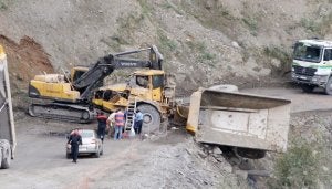 El camión 'dumper' cayó a una pista desde una altura de 30 metros y sufrió serios daños. / LUIS CALABOR/