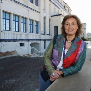 La directora posa junto a la entrada del hospital. / PEDRO URRESTI/