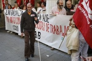 Trabajadores ante la sede de la ONCE. / MITXEL ATRIO/