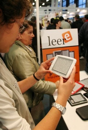 Los libros electrónicos concitaron ayer el interés de los asistentes a la Feria de Durango. ::
MAIKA SALGUERO/