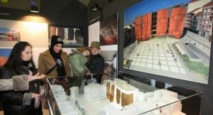 La maqueta del nuevo centro cultural y, al fondo, la imagen del edificio en una pantalla. ::
PEDRO URRESTI/
