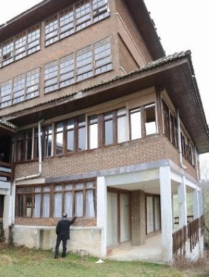 Fachada del edificio principal, que está abandonado. ::
IGOR AIZPURU/