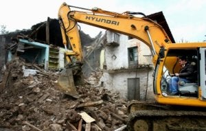 La excavadora reduce a escombros la vivienda que se vino abajo en mitad de la noche . ::
L. A. GÓMEZ/