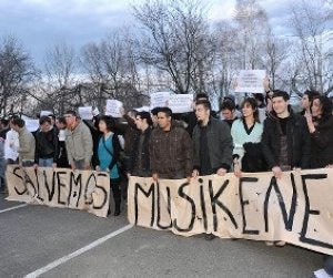 Los estudiantes mostraron carteles contra la coordinadora. ::
J. UNA
NUE/