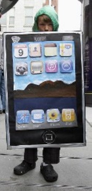 Un niño disfrazado de iPad./