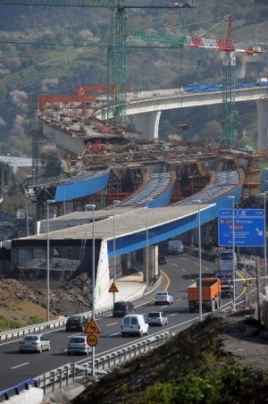 El viaducto de Trapagaran serpentea entre naves industriales, edificios y la propia A-8. :: FERNANDO GÓMEZ/