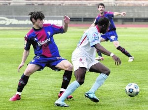 Andrés González junto al camerunés Tiko, autor de la jugada que propicio el gol del Compostela. ::
PHOTODEPORTE./