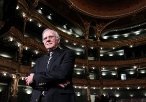 Eduardo Bautista en el teatro Campos Elíseos, donde estos días se reúnen 225 entidades de gestión de 118 países. :: JORDI ALEMANY/