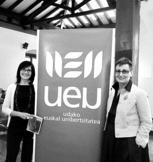 Lore Erriondo e Irati Iciar, ayer durante la presentación. ::
E. C./