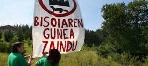 Opositores al polígono de Malliku colocan una pancarta en defensa del visón europeo. ::
MAIKA SALGUERO/