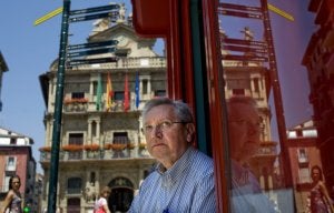 Patxi Zabaleta posa relajado en la plaza del Ayuntamiento de Pamplona, desde el que se lanza el txupinazo que da inicio a los sanfermines. :: FOTOS: IGNACIO PÉREZ/