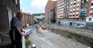 Un vecino observa las obras de la Línea 3 en Matiko, donde ya han desaparecido las vías del tren y la antigua estación. :: FOTOS: BORJA AGUDO/
