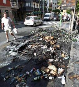 Los radicales calcinaron los contenedores de basura en trece puntos del municipio y las llamas afectaron a mobiliario urbano y coches. :: EFE/