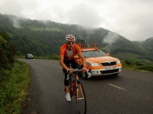 Igor Antón, Beñat Intxausti y Mikel Nieve reconocieron las etapas asturianas de la Vuelta y coincidieron con Samuel Sánchez. :: ROBERTO MENÉNDEZ/