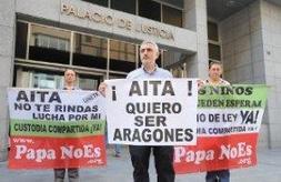 Padres vascos reclaman ayer la custodia compartida. :: BORJA AGUDO/