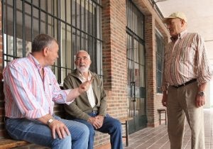 Goyo Garrido, Sabin Ipiña y Antonio Muro charlan en la Ikastola Kirikiño de Bilbao. :: MIREYA LÓPEZ/