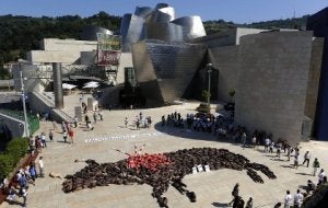 Protesta antitaurina junto al Guggenheim durante la pasada Aste Nagusia. ::
FERNANDO GÓMEZ/