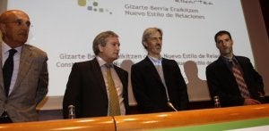 El experto en gestión empresarial Koldo Saratxaga junto al director general de Ipar Kutxa, Carlos Osés, y otros responsables empresariales durante una comparecencia. :: MIREYA LÓPEZ/