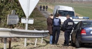 Imagen de archivo de un control policial francés, instalado tras el robo de coches y el asesinato del agente Jean-Serge Nérin en marzo pasado a manos de ETA. :: AP/