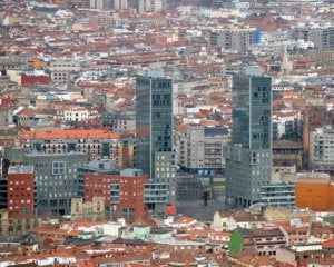 La vivienda se encuentra en uno de los edificios del complejo Isozaki Atea. :: FERNANDO GÓMEZ/