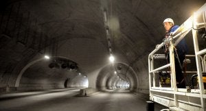 La conexión de la A-8 con la Supersur en Bilbao se adentra en el primero de los cinco túneles del recorrido./
