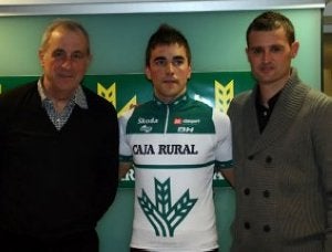Aitor Galdos posa con sus nuevos colores. :: CAJA RURAL/