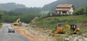 Vista de las obras para construir los accesos al polígono de Malluki en Errigoiti. :: L. A. GÓMEZ/