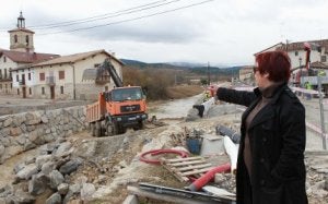 Arantxa Revuelta muestra las obras sobre el río Omecillo, en Villanueva de Valdegovía. :: BLANCA CASTILLO/