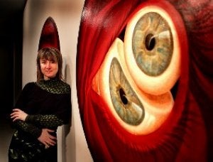 Marina Núñez, con su obra 'Sin título (locura)'. :: BERNARDO CORRAL/