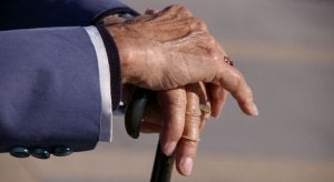Las personas mayores afectadas por cualquier tipo de maltrato por parte de sus hijos son reacias a denunciar el problema. ::
EL CORREO/