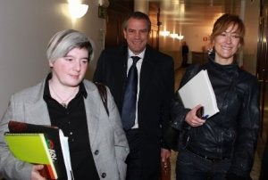 Un sonriente Alfonso Arriola, acompañado por las parlamentarias del PNV en la comisión. :: BLANCA CASTILLO/