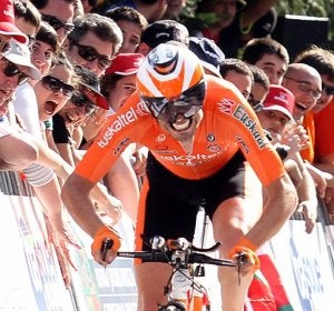 Samuel Sánchez realiza el último esfuerzo para cruzar la línea de meta en la contrarreloj de ayer en Zalla. ::
JORDI ALEMANY/