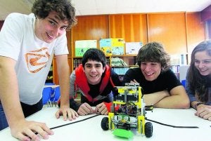 David, Jon, Endika y Nerea muestran a 'Doke', el robot con el que se han proclamado vencedores. :: MIREYA LÓPEZ/