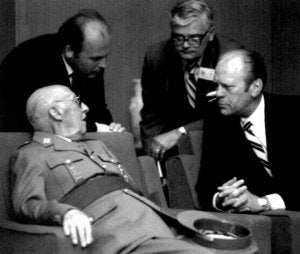 Franco con Ford en mayo de 1975. Detrás, a la izquierda, el diplomático Antonio de Oyarzábal haciendo la traducción. :: GALAXIA GUTENBERG / CÍRCULO DE LECTORES/