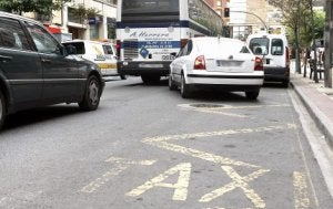 La ciudad cuenta con dos paradas y 22 licencias de taxi . ::
AVELINO GÓMEZ/