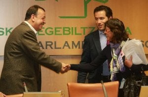 Joan Villadelprat saluda a Ana Aguirre en presencia del parlamentario popular Borja Semper. :: B.CASTILLO/