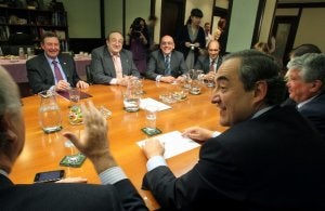 Reunión en marzo de Confebask y CEOE, encabezadas por Miguel Lazpiur (de frente a la izquierda) y Juan Rosell (en primer plano). :: TELEPRESS/