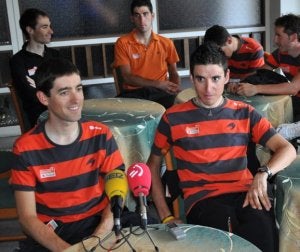 Mikel Nieve e Igor Antón, en el hotel del Euskaltel Euskadi durante la jornada de descanso de ayer. :: FOTO: EUSKALTEL/
