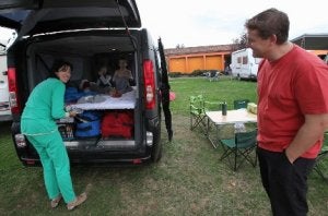 Una pareja de turistas disfruta de unos días de vacaciones en la zona con su autocaravana. ::
M. S./
