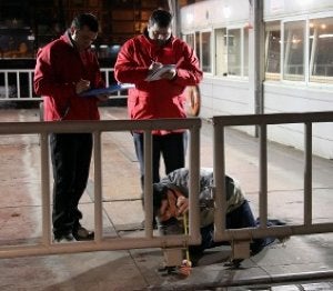 Técnicos realizan pruebas en el Puente el pasado febrero. :: F. GÓMEZ/