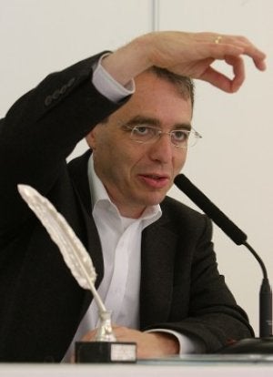 David Safier recoge la Pluma de Plata en la Feria del Libro. ::
L. A. GÓMEZ/