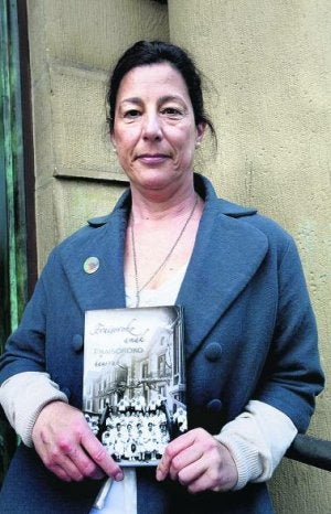 La escritora donostiarra, con un ejemplar de su libro. ::
L. MICHELENA/