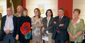 Lizarraga, junto al alcalde, rodeada de otros premiados, organizadores y concejales. ::
ALFREDO IGLESIAS/