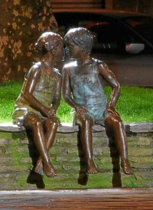 Escultura de dos niños. ::
J. E. F./