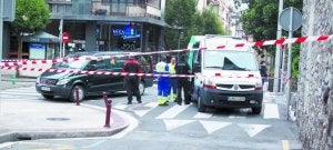 La Ertzaintza acordonó la zona en la que ocurrió el crimen. :: JAVIER PEÑALBA/